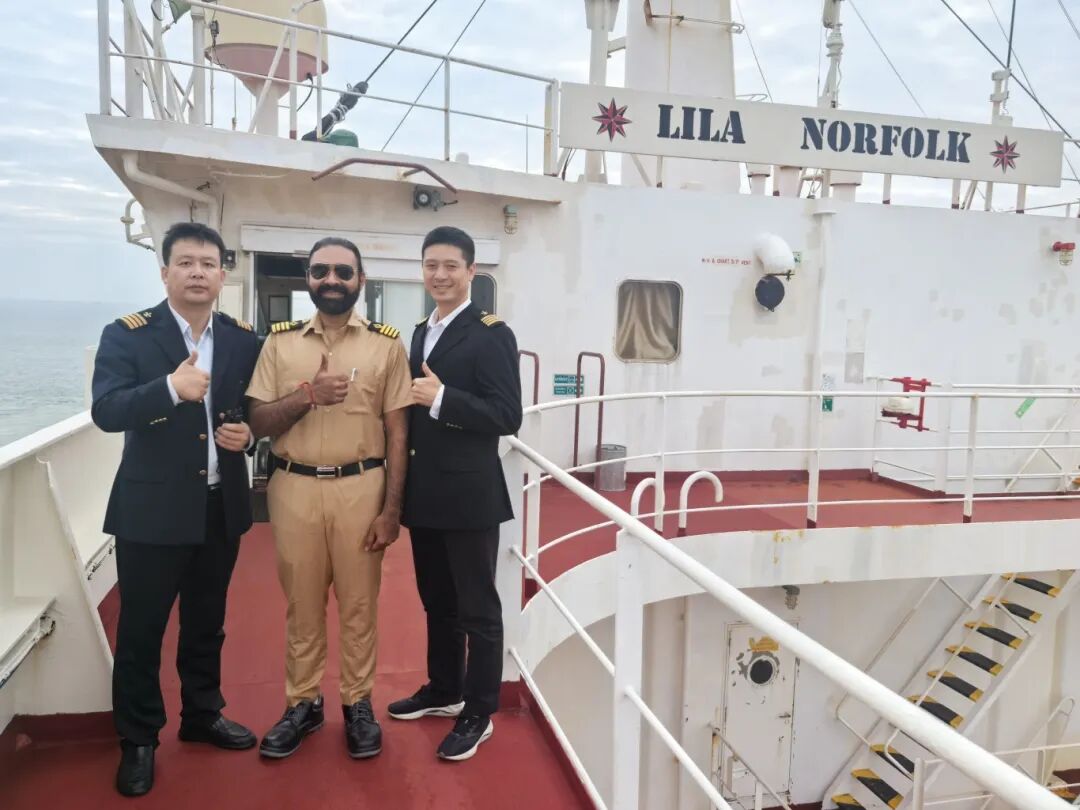 17万吨巨轮安全靠泊北海铁山港.jpg