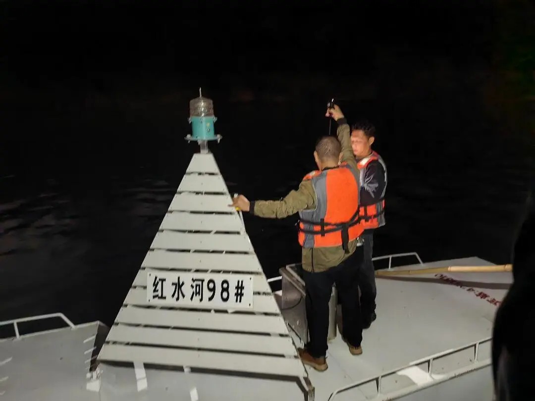 柳州航道养护中心助力来宾至桂平2000吨级航道工程航标助航效能测试圆满完成3.jpg