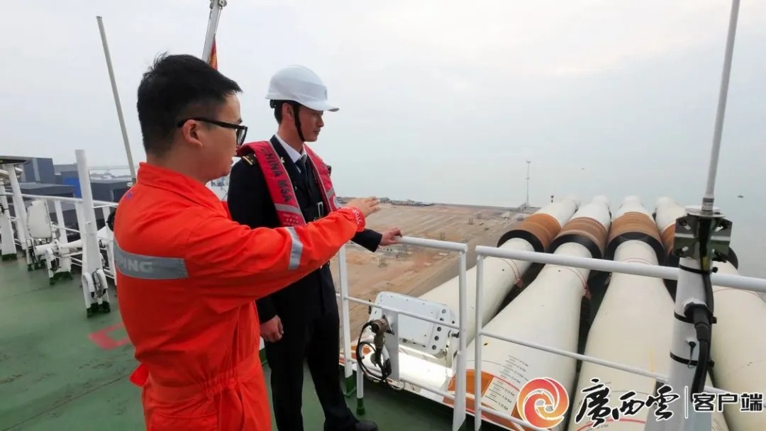 我国出口欧洲的最大批量海上风电单桩项目在广西完成装船交付2.jpg