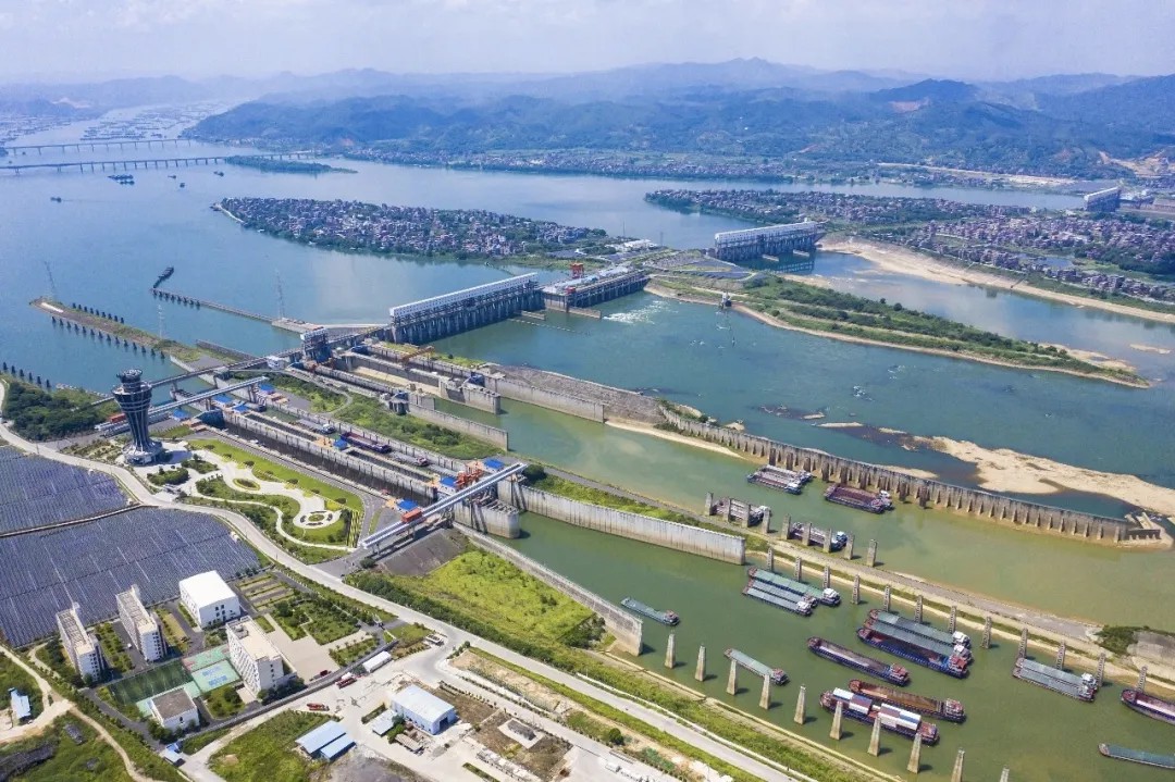 2025年西江航运干线关键节点长洲船闸过货量再超2.2亿吨.jpg