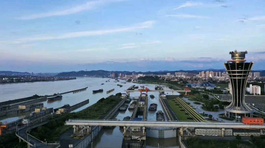 2025年西江航运干线关键节点长洲船闸过货量再超2.2亿吨2.jpg
