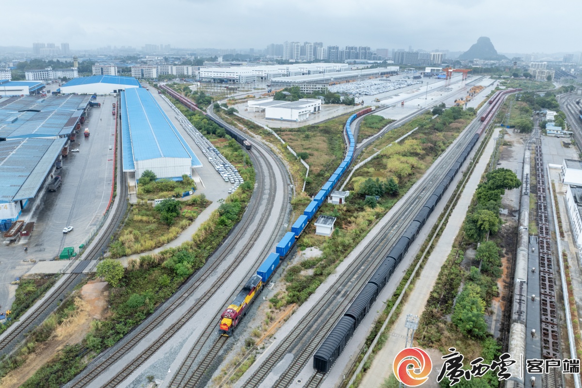 “柳州—钦州—东盟”铁海联运专列首发3.jpg
