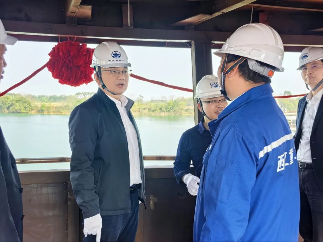 自治区交通运输厅副厅长陈津维深入贵港调研平陆运河示范船建造3.jpg