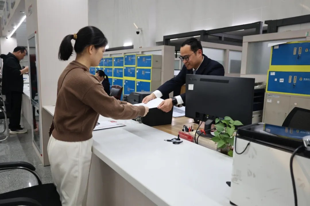 贵港签发广西首张可通行平陆运河船舶营业运输证.jpg