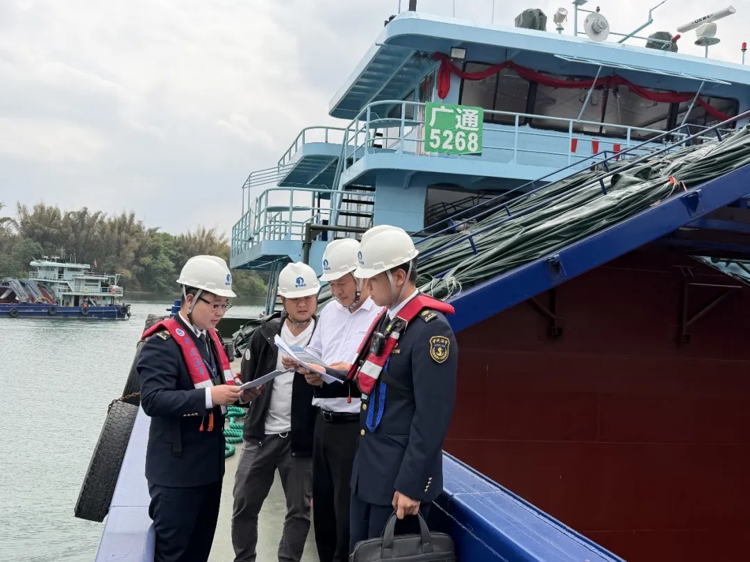 广西首艘新建可经平陆运河出海的内河船舶取得“行驶证”3.jpg