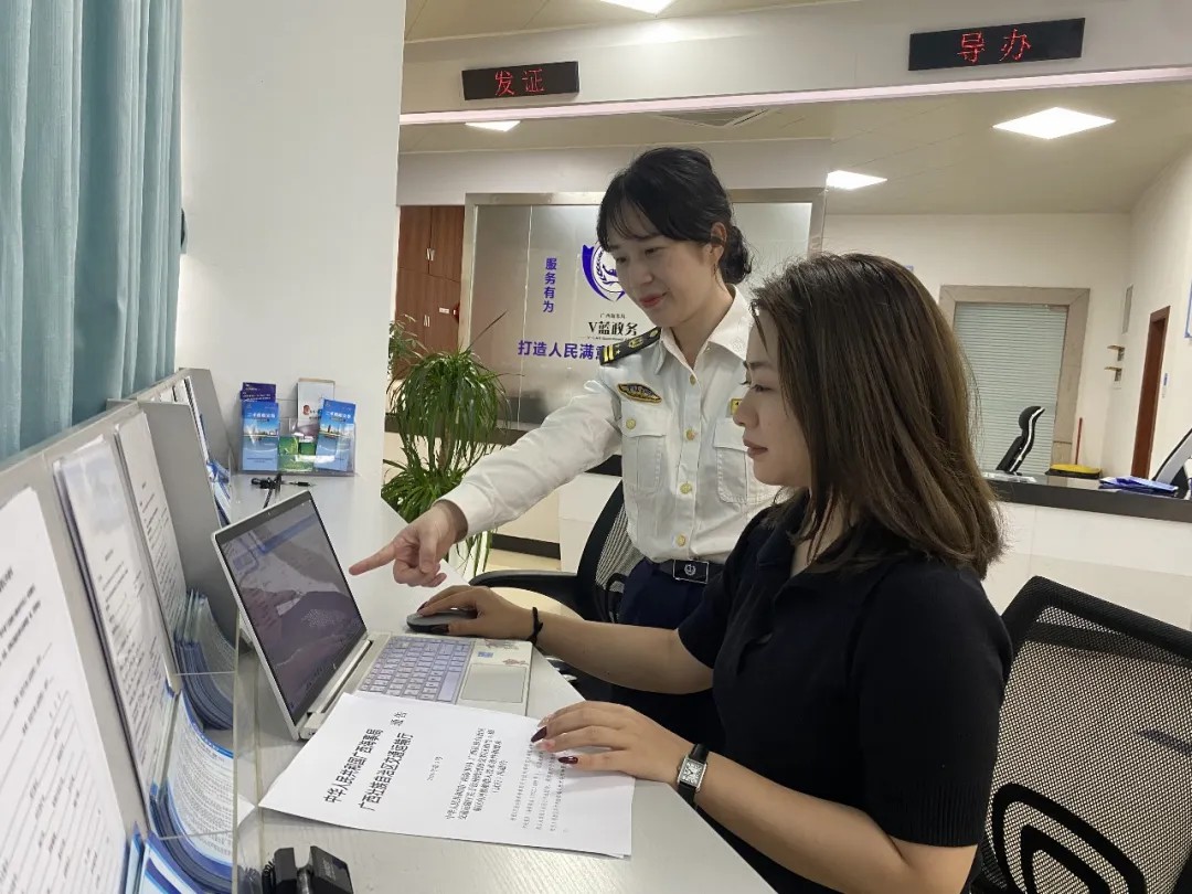 广西首艘新建可经平陆运河出海的内河船舶取得“行驶证”5.jpg