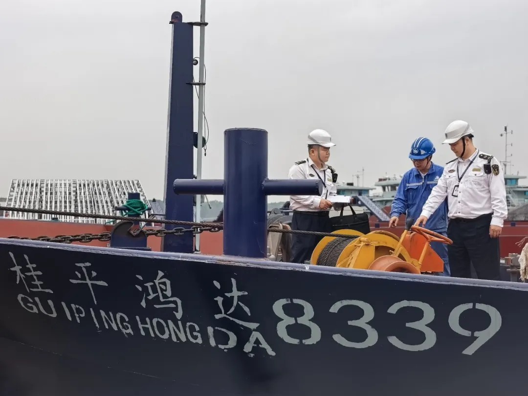广西核发首张平陆运河船舶抵押登记证书.jpg