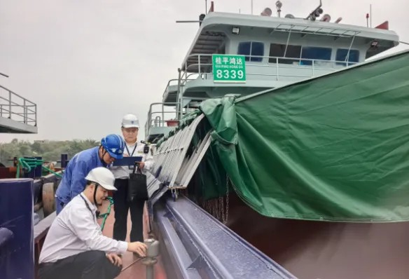 广西核发首张平陆运河船舶抵押登记证书2.jpg