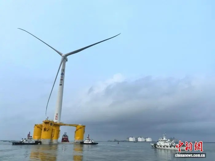 全球单机容量最大漂浮式海上风电平台从广西北海出港.jpg