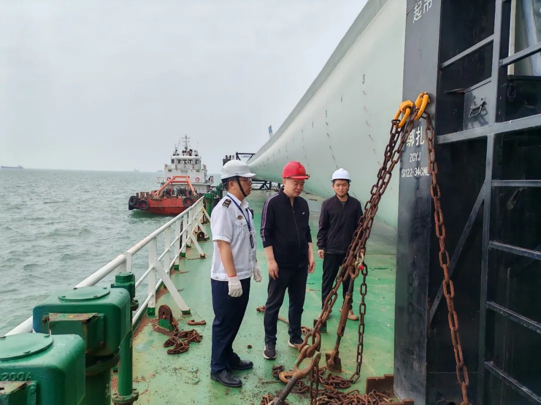 全球单机容量最大漂浮式海上风电平台从广西北海出港2.jpg