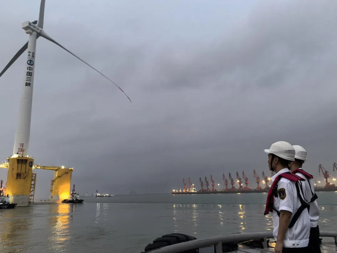 全球单机容量最大漂浮式海上风电平台从广西北海出港3.jpg