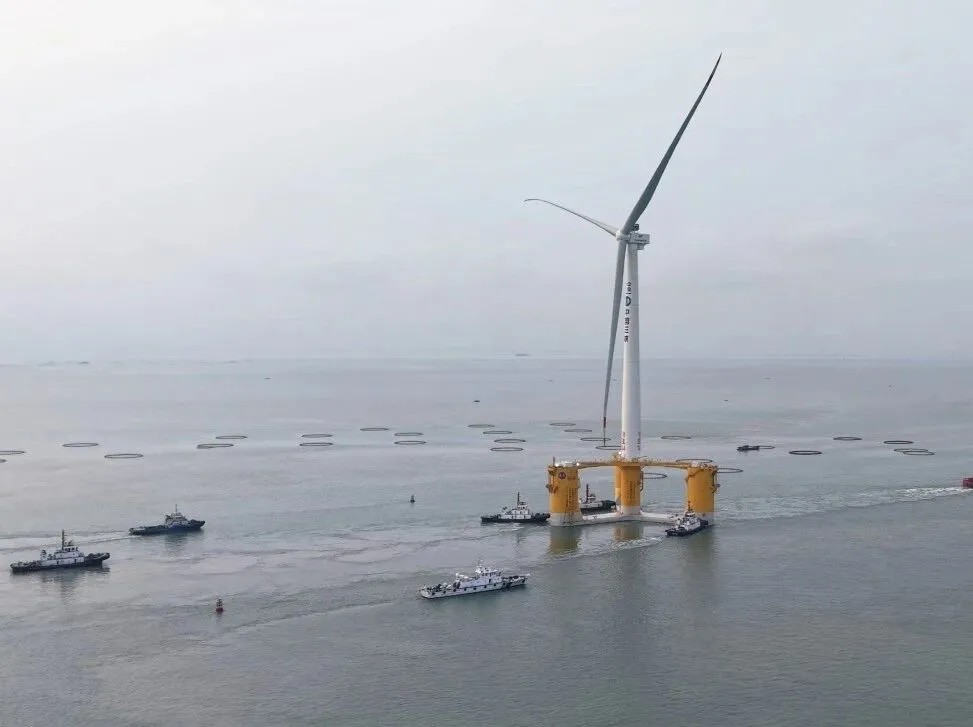 全球单机容量最大漂浮式海上风电平台从广西北海出港5.jpg