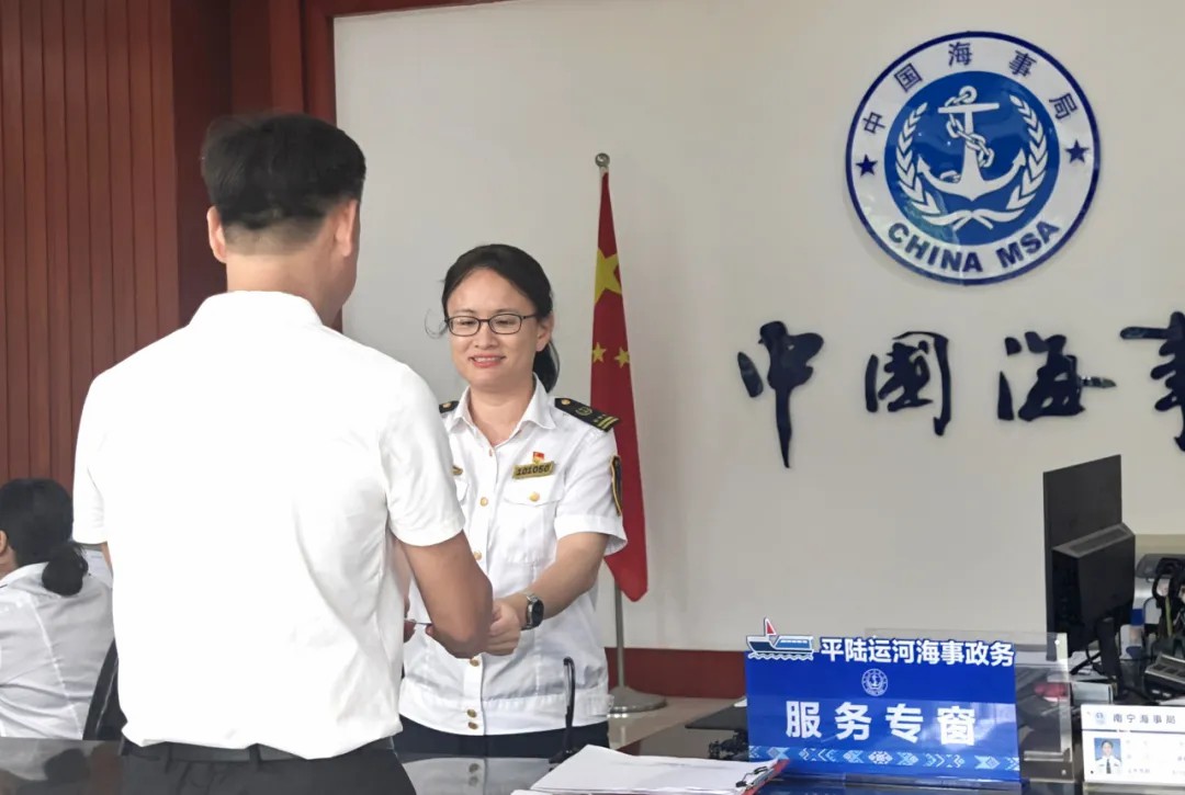 全国首本签注平陆运河航线的船员适任证书正式签发.jpg
